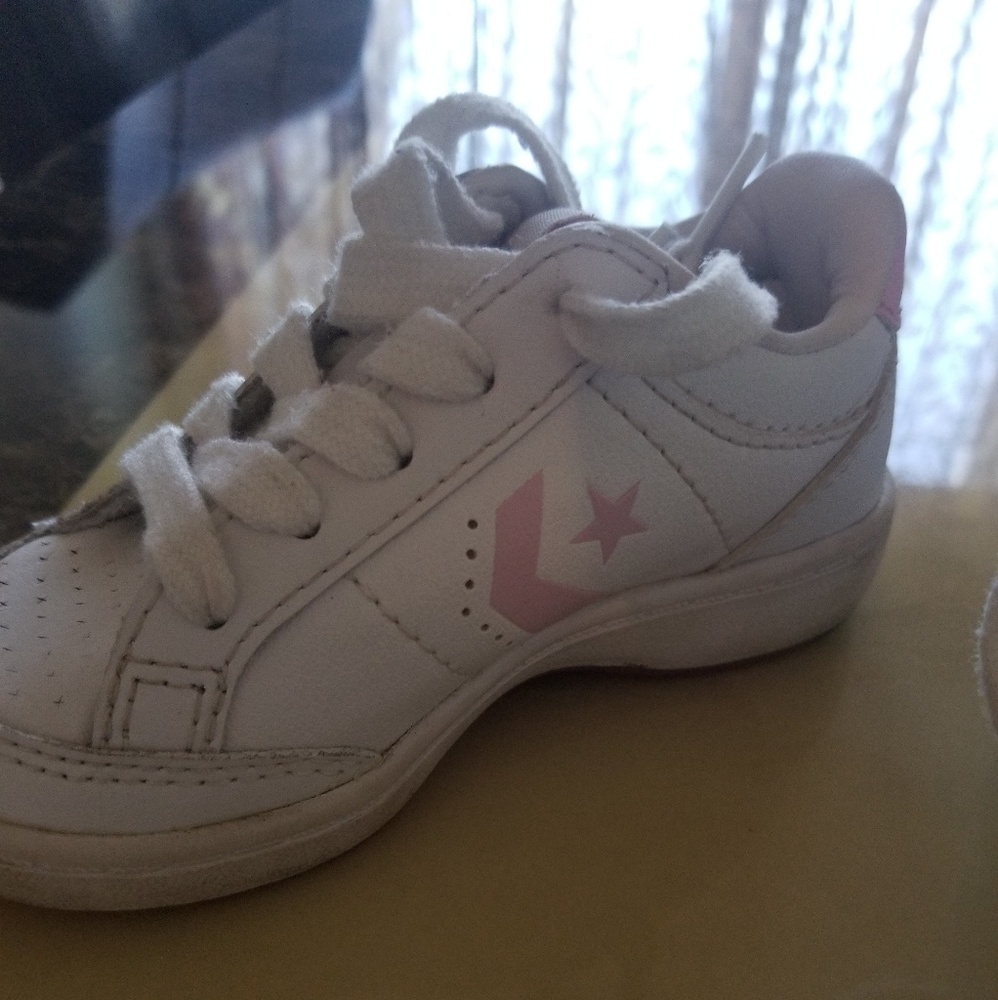 Little girls converse
